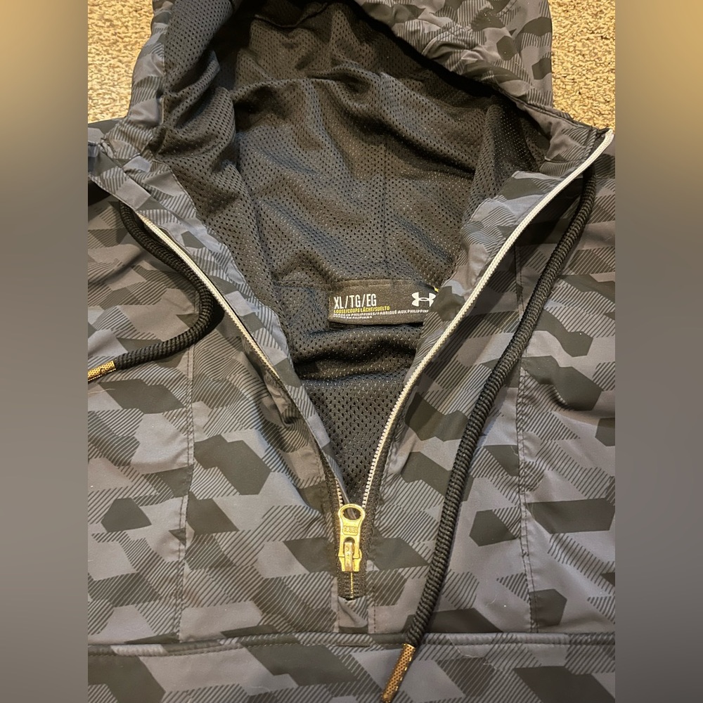 Essentially new underarmour wind breaker
